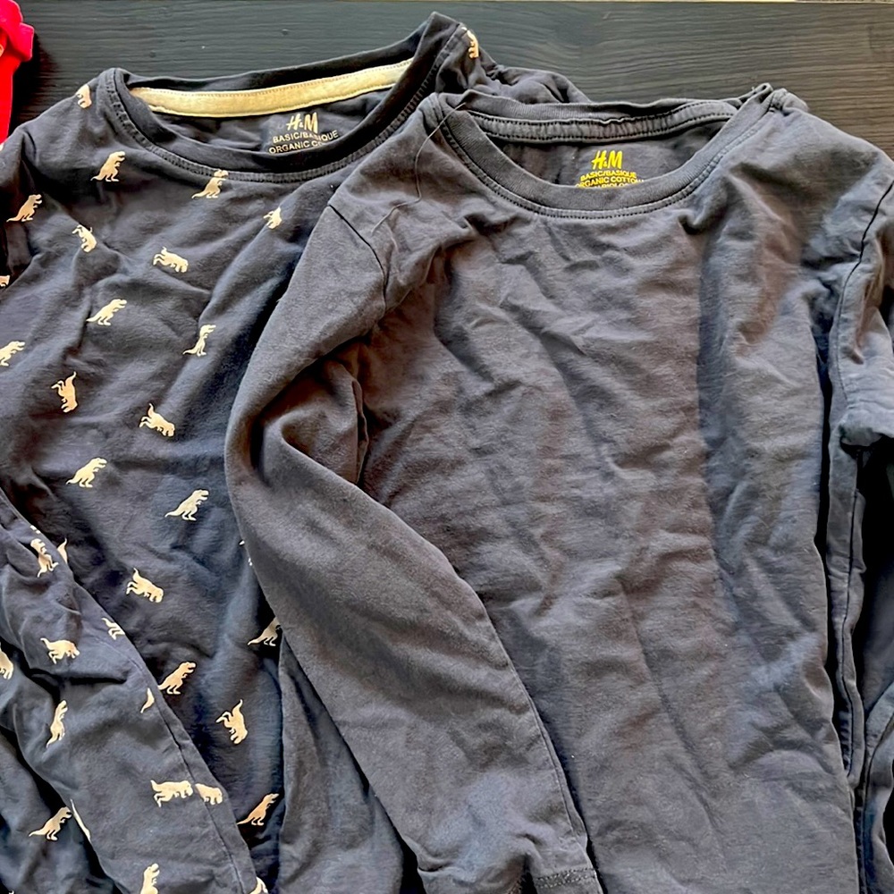 Sweatshirt (5T-6) no rips or hole